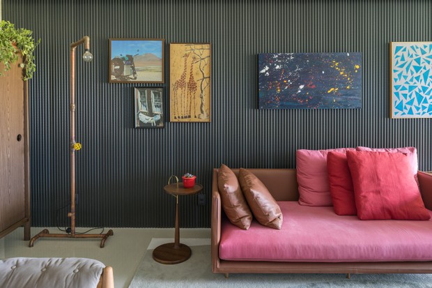 Décor do dia: sala de estar com sofá rosa e painel ondulado na parede (Foto: Haruo Mikami )