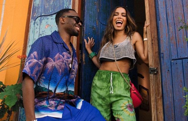 Com look hi-lo, Anitta grava clipe na Republica Dominicana com cantor francês Dadju (Foto: Reprodução Instagram)