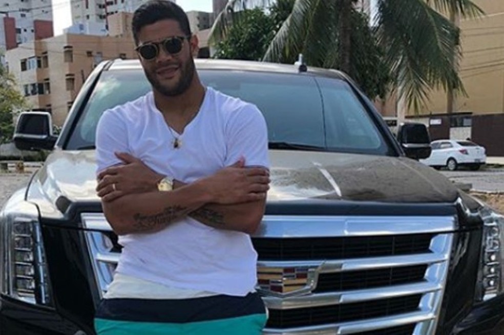 Hulk posa com o seu Cadillac Escalade que foi customizado a pedido do jogador nos Estados Unidos � Foto: Reprodu��o/Facebook
