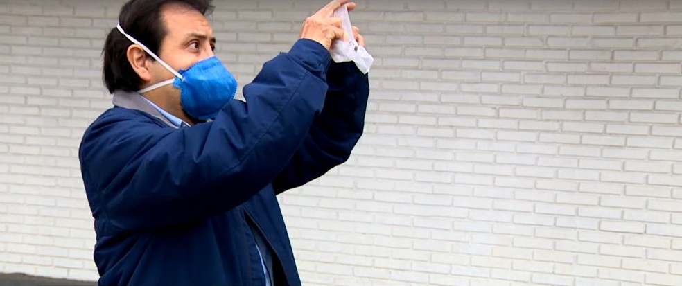 Professor da UFSC analista máscara entregue em escola estadual de SC — Foto: Reprodução/NSC TV