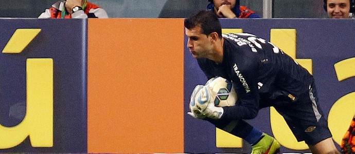 Bruno Grassi, goleiro do Grêmio, é eleito da 31ª rodada com defesa