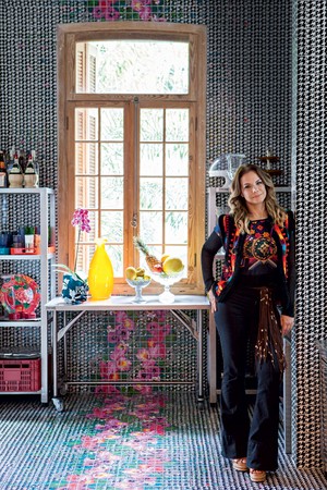 A estilista Adriana Barra em sua loja homônima nos Jardins, que tem, além de roupas, peças para a casa (Foto: Lufe Gomes/Casa e Jardim)