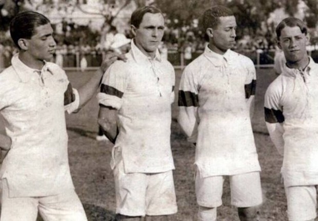 Jogadores da seleção brasileira em 1914, ano em que equipe realizou as primeiras partidas oficiais (Foto: CBF)
