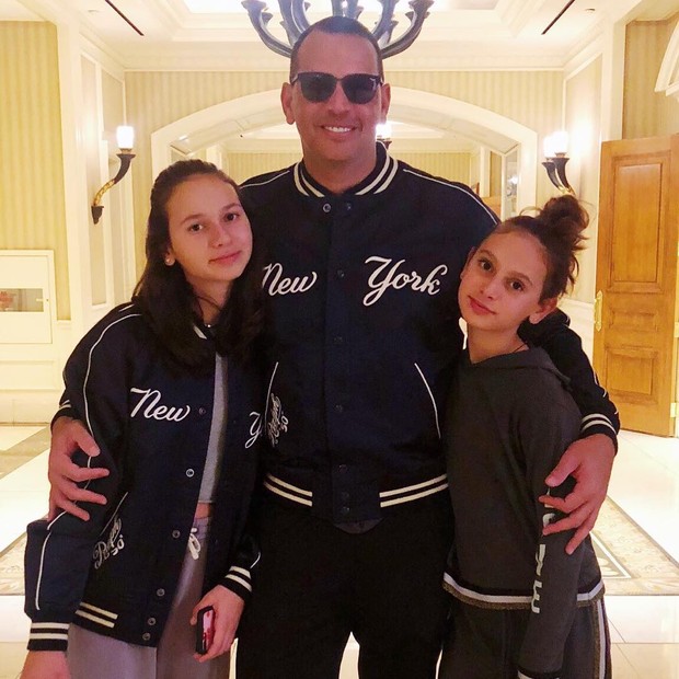 Alex Rodriguez prestigia a namorada, J.Lo, na companhia das filhas (Foto: Reprodução/Instagram)