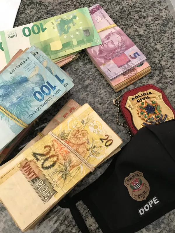 Dinheiro apreendido em operação contra integrantes do MBL em SP — Foto: Reprodução TV Globo