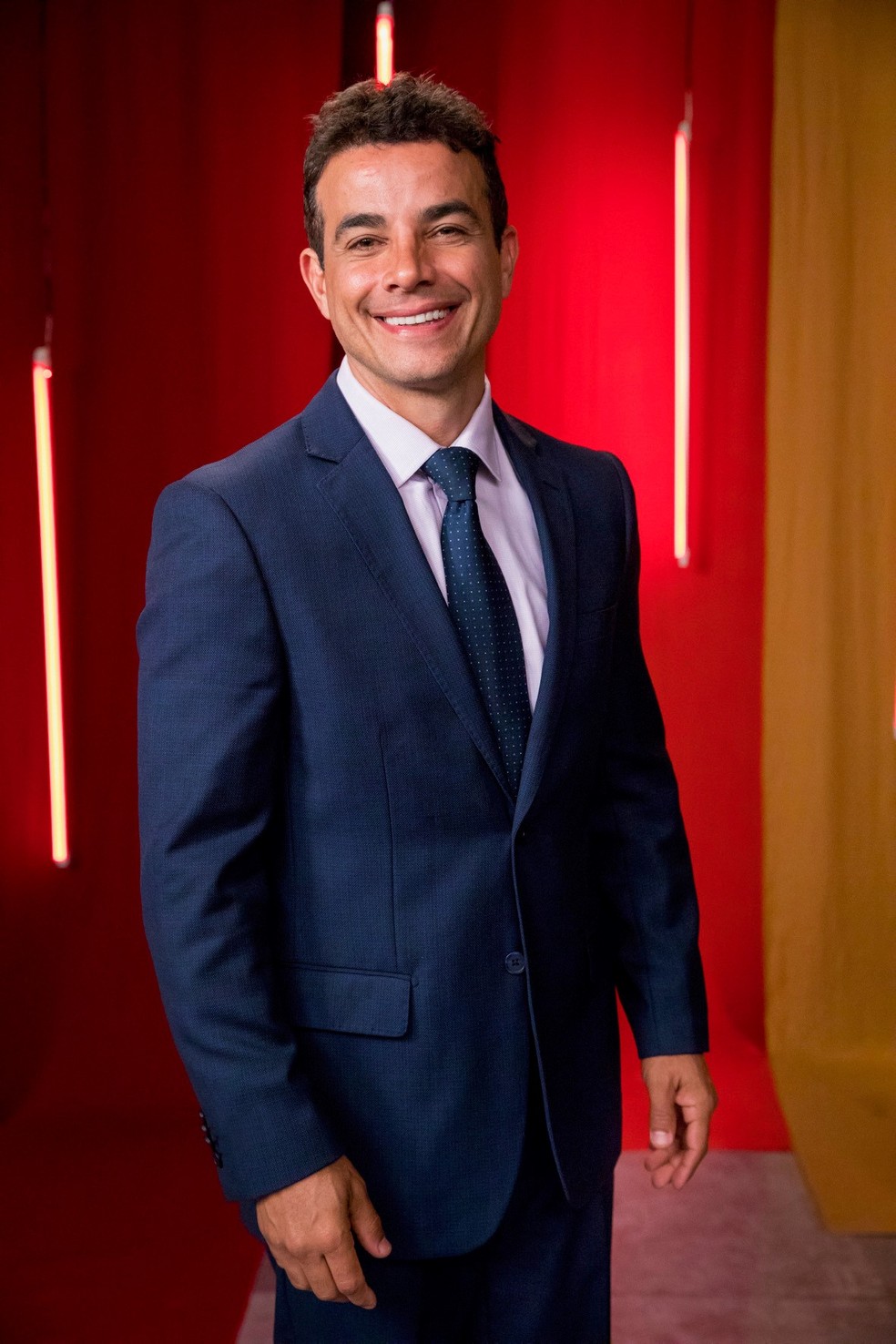 Anderson Di Rizzi é Márcio, gerente da rede de confeitarias de Maria da Paz (Juliana Paes), em 'A Dona do Pedaço' — Foto: TV Globo/João Cotta