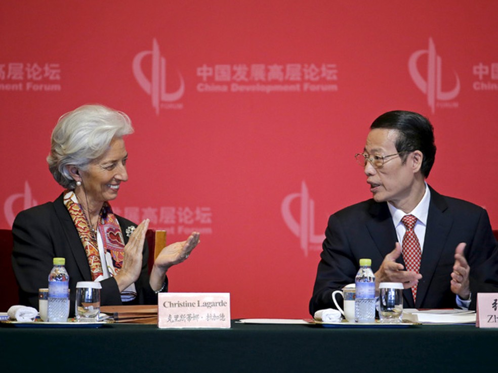 A então diretora do FMI, Christine Lagarde. aplaude discurso do então vice-premiê chinês, Zhang Gaoli, na abertura do Fórum de Desenvolvimento da China, em 2015 — Foto: Jason Lee/Reuters