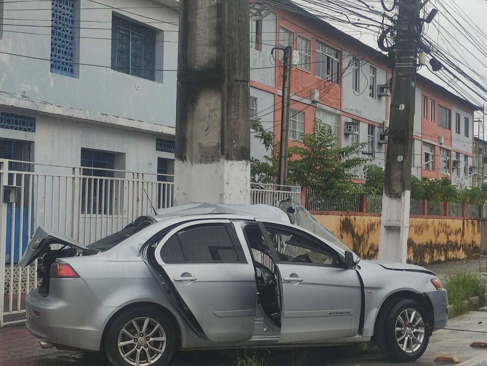 Motorista morre após carro bater em poste na Avenida Dona Constança, em Maceió — Foto: Isabelle Monteiro/TV Gazeta
