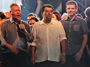 Artur Neto, Eduardo Braga e Marcos Rotta subiram ao palco para oficializar a candidatura do atual prefeito de Manaus (Foto: Gabriel Machado/G1AM)
