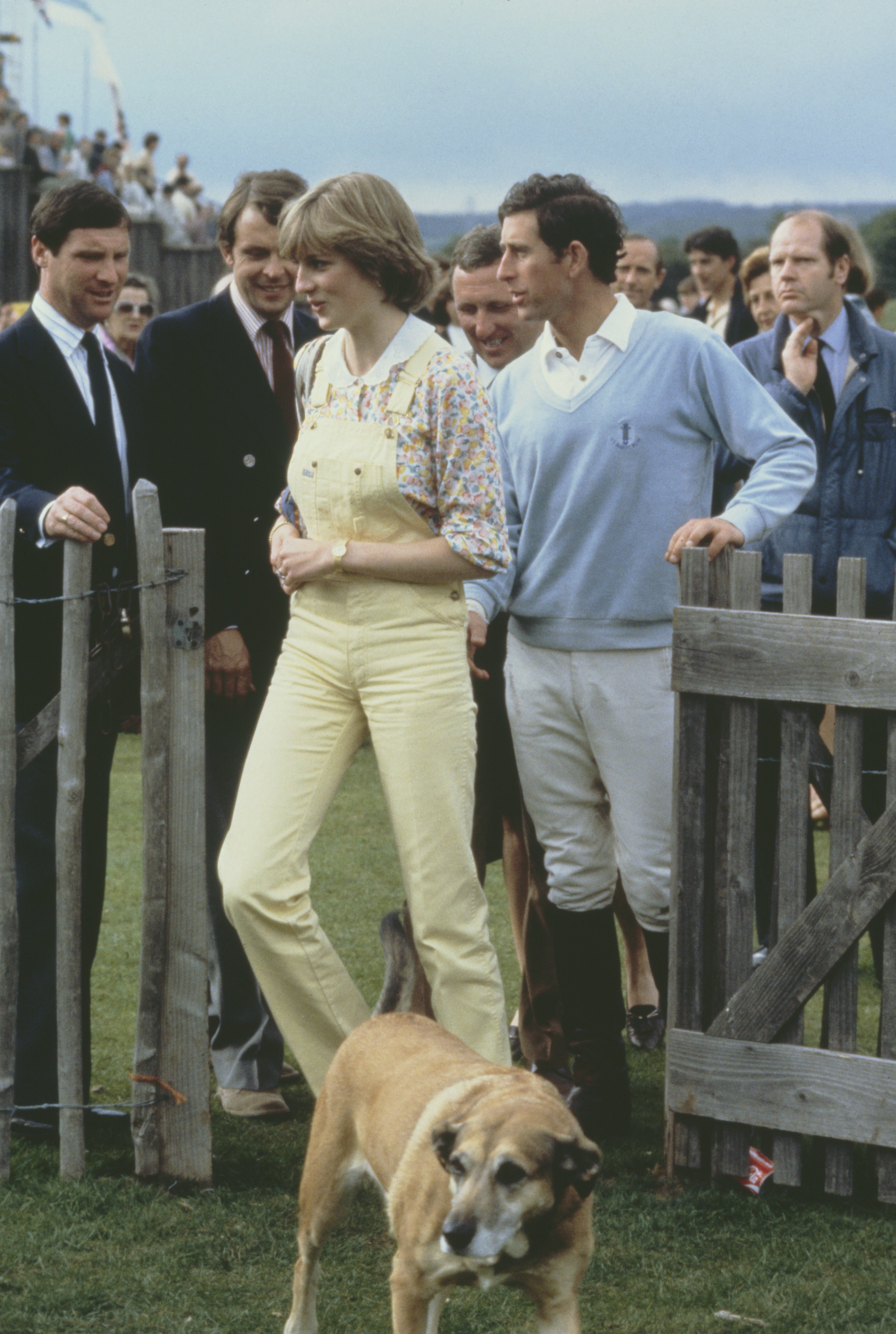 1981 In sunny dungarees and a floral-print blouse at Cowdray Park Polo Club in Gloucestershire with her fiancé. (Foto: Getty Images)