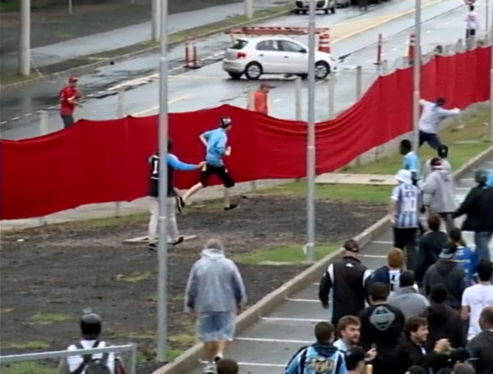 Chegada de gremistas a Beira-Rio tem tumulto com colorados e ação policial