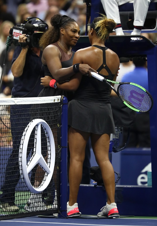 NEW YORK, NY - SEPTEMBER 08:  Naomi Osaka of Japan is congratuated by Serena Williams of the United States after her win on Day Thirteen of the 2018 US Open at the USTA Billie Jean King National Tennis Center on September 8, 2018 in the Flushing neighborh (Foto: Getty Images)
