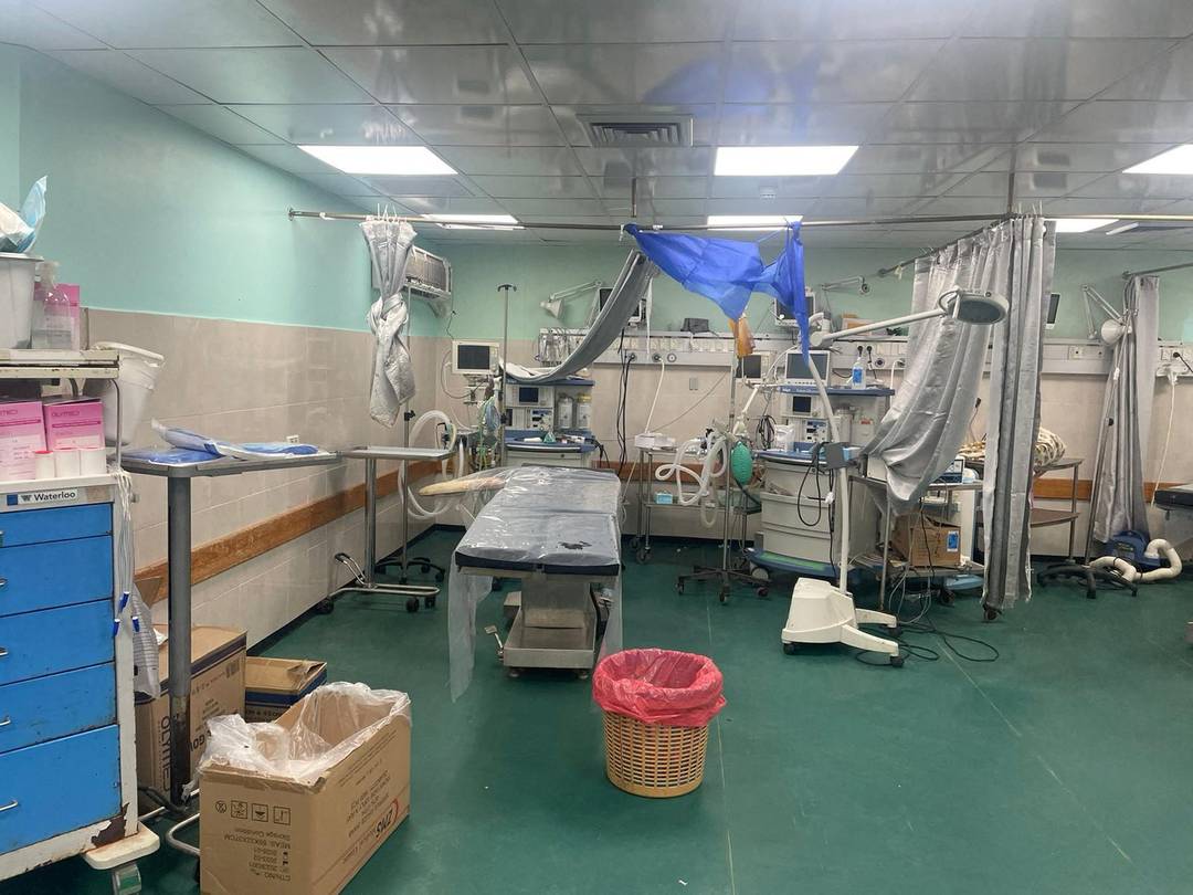 12 de novembro de 2023 - Área improvisada de sala de cirurgia dentro do hospital Al Shifa, cercado por tropas israelenses na cidade de Gaza