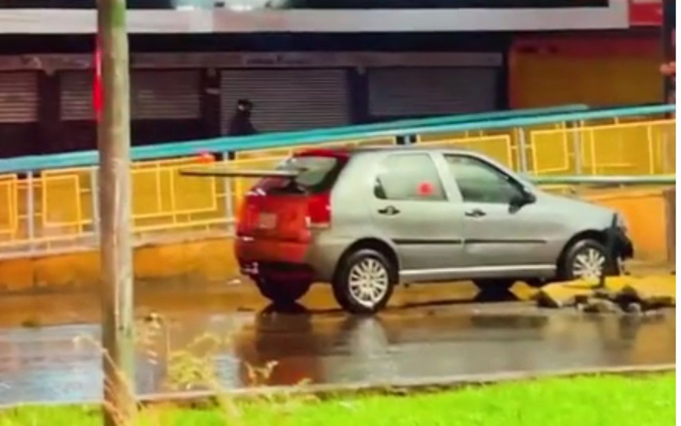 Barra de ferro atravessa carro de um lado ao outro, em Goiânia — Foto: Reprodução/TV Anhanguera