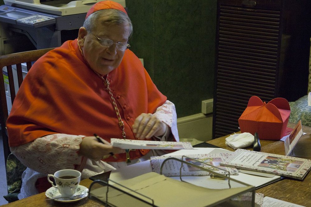 O cardeal Burke vem criticando abertamente as mudanças promovidas por Francisco  (Foto: Reprodução / Latin Mass Society)