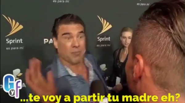 O ator mexicano Eduardo Yáñez prestes a dar um tapa no repórter (Foto: Instagram)
