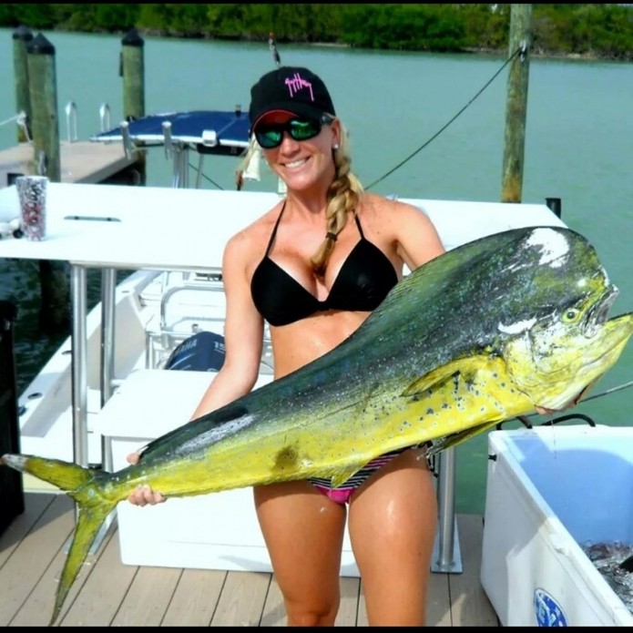 Com este peixe, Brenna levou o 1º lugar em uma competição americana de pesca (Foto: Divulgação/Phofish) Com este peixe, Brenna levou o 1º lugar em uma competição americana de pesca (Foto: Divulgação/Phofish)
