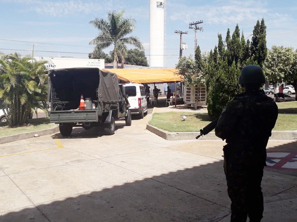 Com a participação de militares do Exército Brasileiro, operação higieniza pontos de grande circulação de pessoas em Dracena — Foto: Mariane Santos/TV Fronteira