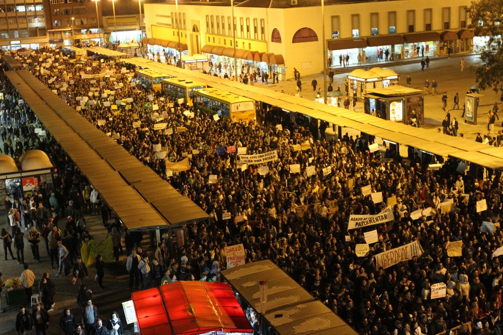 Manifestantes protestaram contra o aumento da tarifa do transporte coletivo — Foto: Franklin de Freitas/Estadão Conteúdo