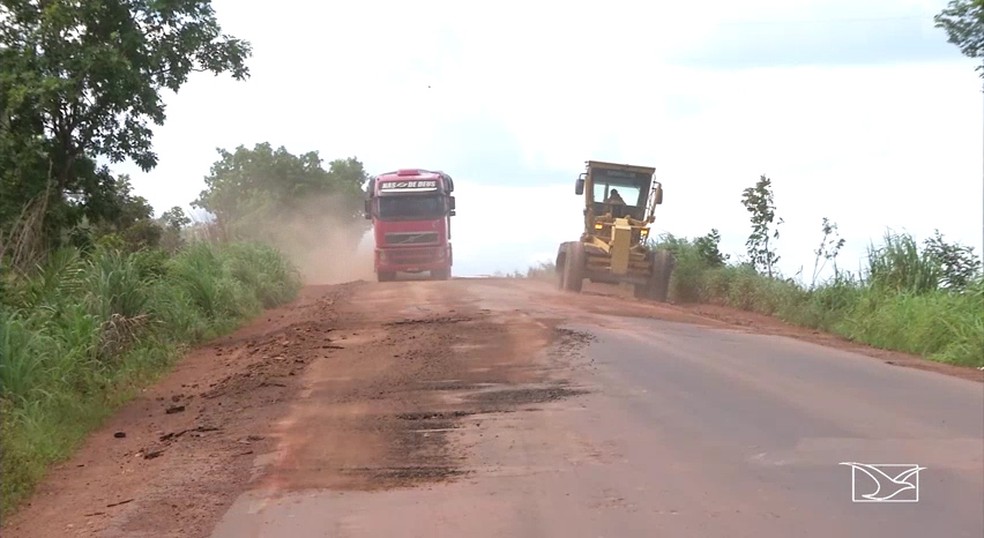 Caminhoneiros se arriscam em rodovias com falta de infraestrutura no sul do Maranhão — Foto: Reprodução/TV Mirante 