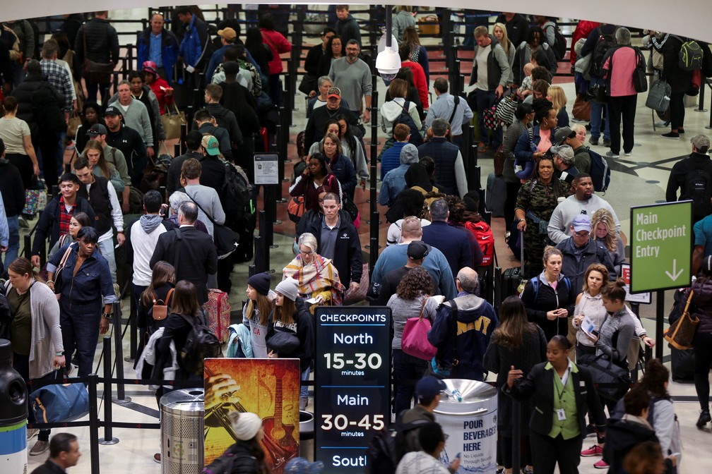 Passageiros enfrentam longas filas na Ã¡rea de seguranÃ§a do aeroporto de Atlanta, nos EUA â€“ funcionÃ¡rios estÃ£o sem receber por causa do 'shutdown' â€” Foto: Elijah Nouvelage/Reuters