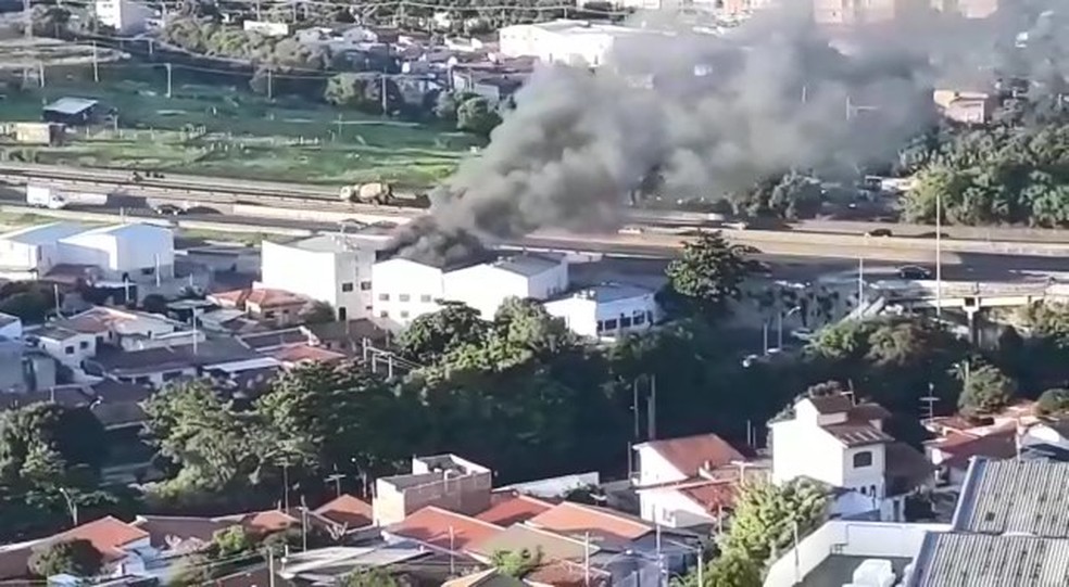 Almoxarifado de serralheria pegou fogo no Jardim Miranda — Foto: Fátima Bordinassi Petrarcha