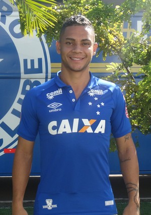 Bryan veste a camisa do Cruzeiro e realiza primeiro treino com o elenco (Foto: Maurício Paulucci)