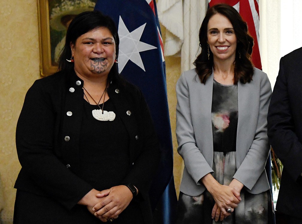 28 de fevereiro de 2020 - Nanaia Mahuta, nomeada em novembro como chanceler da Nova Zelândia, posa ao lado da primeira-ministra Jacinda Ardern em evento em Sydney, Austrália — Foto: Bianca de Marchi/Pool/AFP