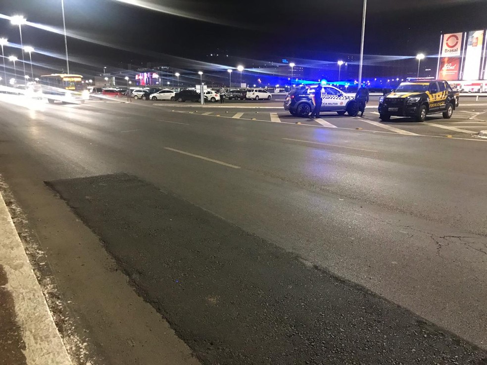 Carros estão proibidos de circular no sentido norte-sul, entre o Conjunto Nacional e o Conic. — Foto: Afonso Ferreira