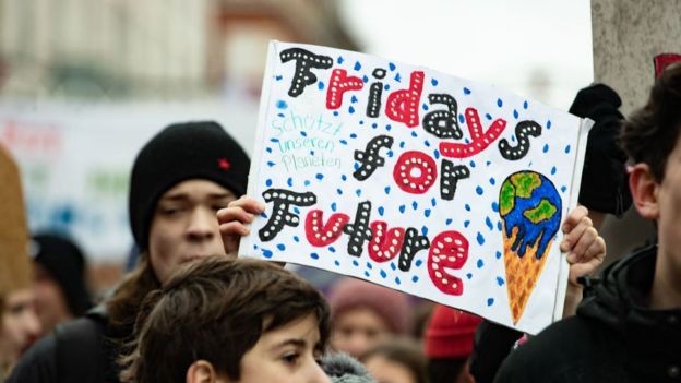Jovens do mundo inteiro aderiram ao movimento, que ficou conhecido como 'Fridays For Future' (Foto: ALEXANDER POHL/NURPHOTO VIA GETTY IMAGES)