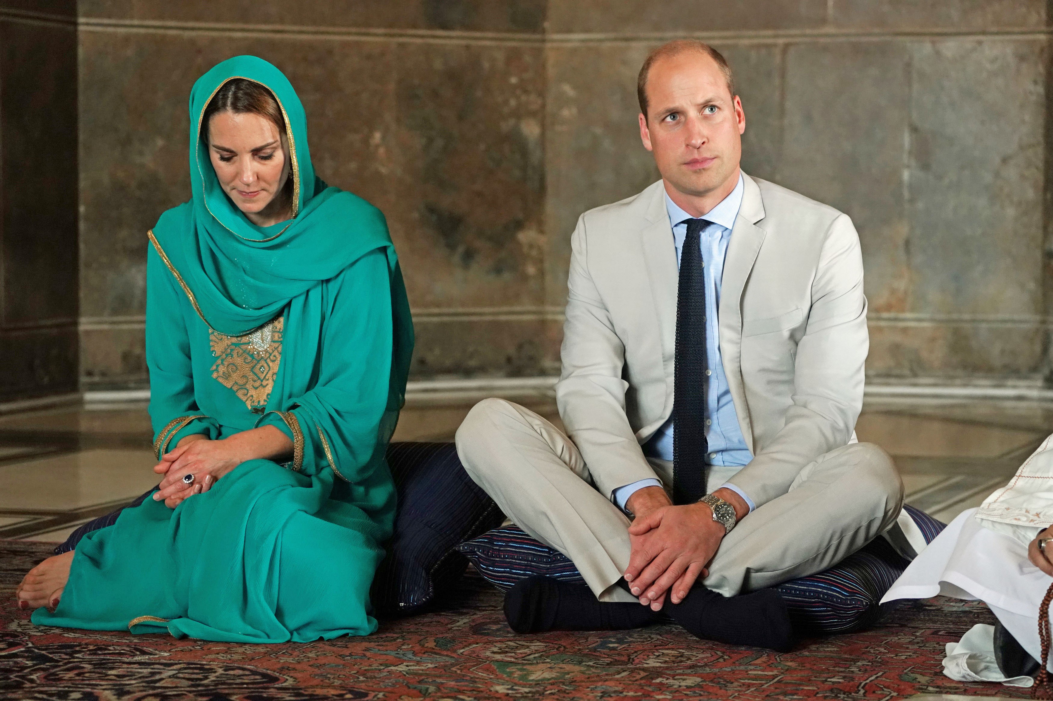 Príncipe William e Kate Middleton em visita à mesquita (Foto: Reprodução/Getty)