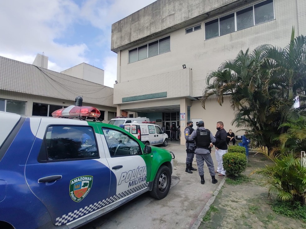 Policiais foram até o hospital João Lúcio, em Manaus, para obter informações sobre o crime na manhã desta quinta-feira (15) — Foto: Eliana Nascimento/G1