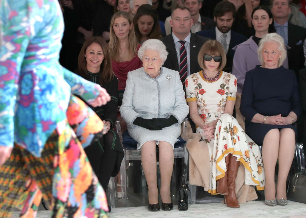 LONDON, ENGLAND - FEBRUARY 20:  Queen Elizabeth II sits with Anna Wintour, Caroline Rush (L), chief executive of the British Fashion Council (BFC) and royal dressmaker Angela Kelly (R) as they view Richard Quinn's runway show before presenting him with th (Foto: Getty Images)