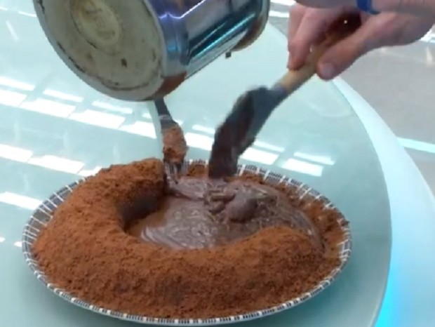 Cobertura de bolo de chocolate é motivo de discussão no BBB21 (Foto: Reprodução/TV Globo)