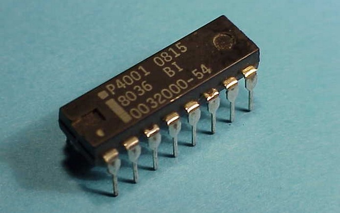 ROM Intel 4001, feita para o primeiro microprocessador do mundo, o Intel 4004 (Foto: Divulgação/Computer Museum)