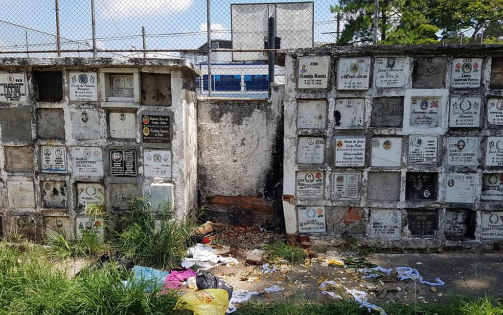 Beco entre ossários é um dos pontos usados como banheiro pelos sem-teto (Foto: Felipe Souza/BBC Brasil )