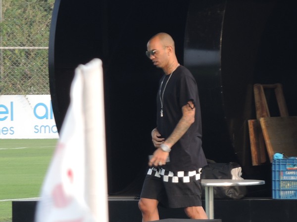 Diego Tardelli vai ao CT do Corinthians e agita a torcida nas redes sociais