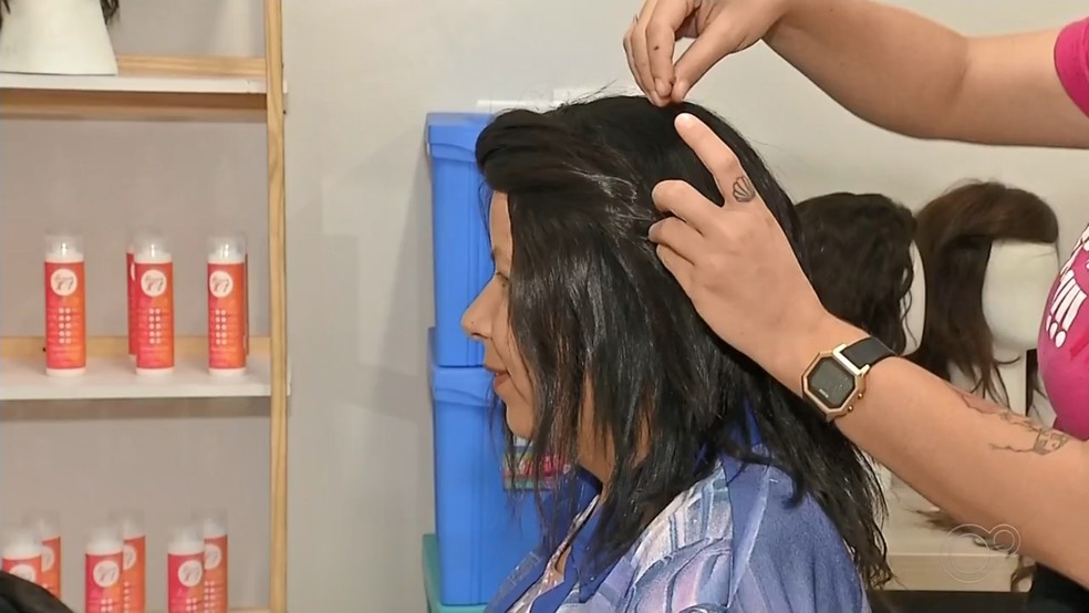 Perucas foram doadas para ONG em hospital de Rio Preto  — Foto: Reprodução/TV TEM 