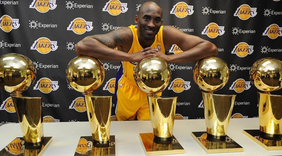 Kobe Bryant com os cinco troféus conqustados da NBA — Foto: Reuters