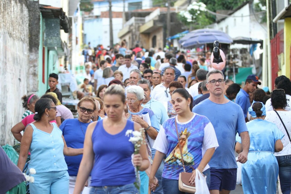 Fieis sobem o Morro da Conceiçaõ vestidos de azul, para homenagear a santa no seu dia (Foto: Marlon Costa/Pernambuco Press)