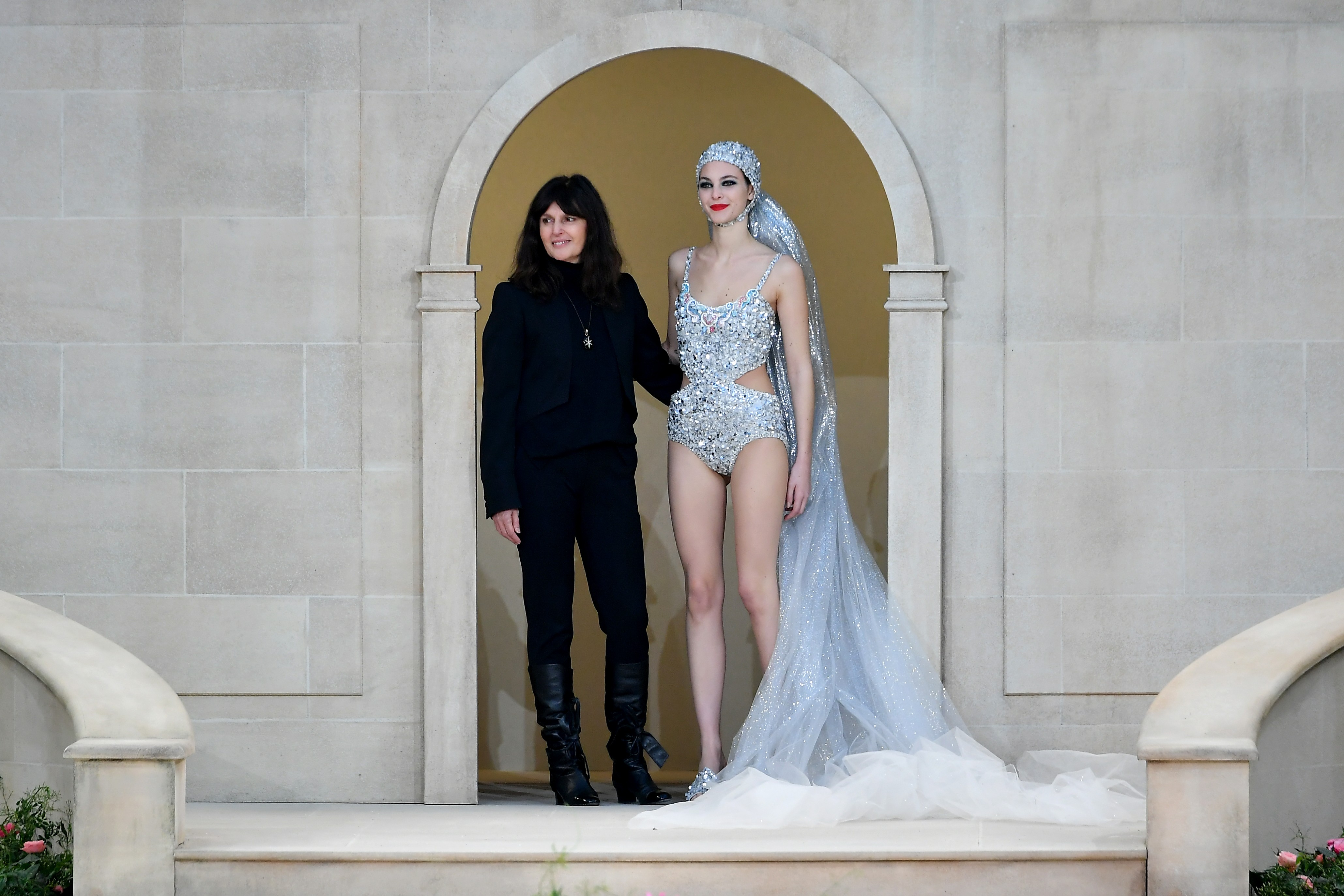 Virginie Viard, sua provável sucessor de Karl Lagerfeld e diretora de estilo da Chanel, encerrou o desfile em Paris (Foto: Getty Images)