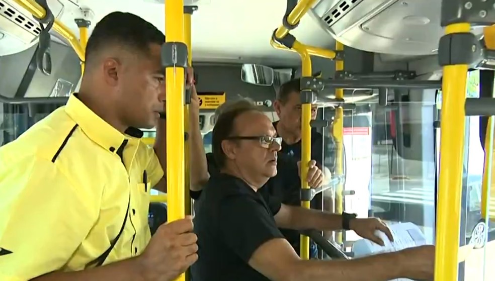 Passageiros em &ocirc;nibus da SOU Limeira: empresa relata redu&ccedil;&atilde;o de passageiros durante quarentena &mdash; Foto: Alexandre de Jesus/ EPTV