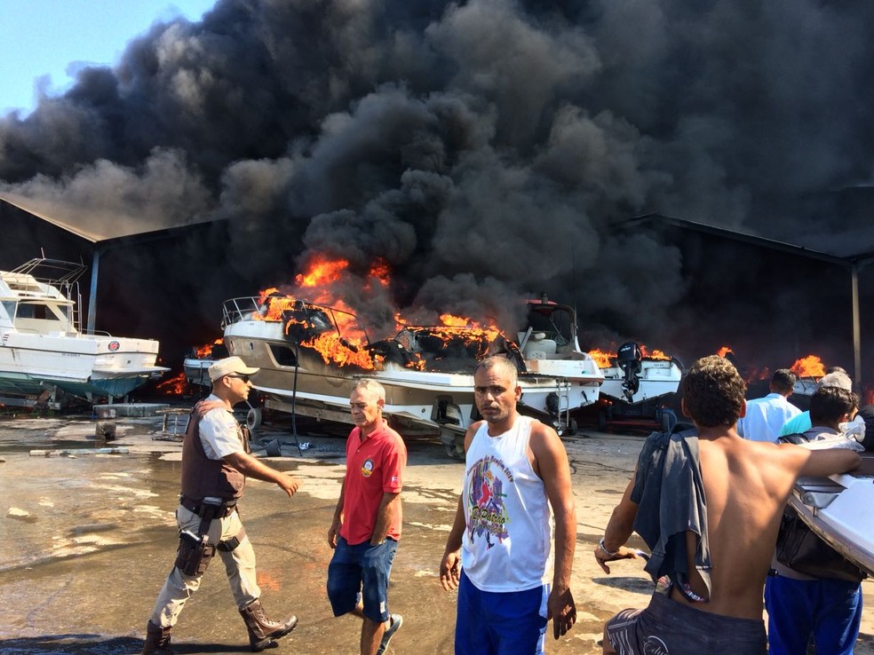 Incêndio ocorreu por volta das 13h30, na Cidade Baixa (Foto: Tiago Brito/ TV Bahia)