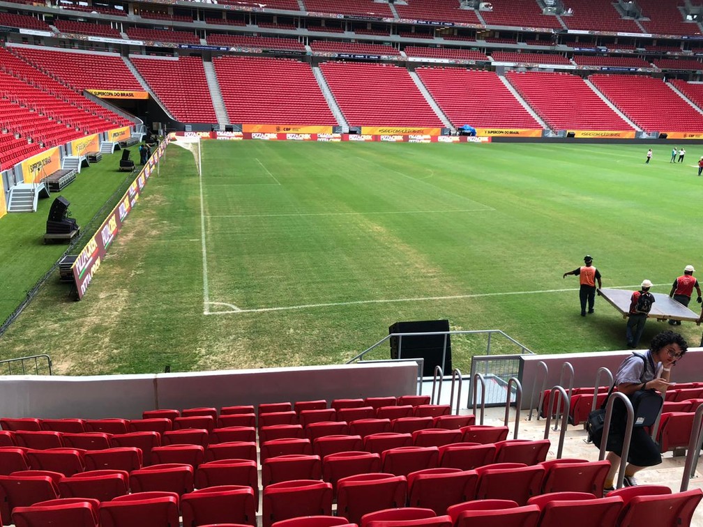 Gramado do Mané Garrincha, Supercopa do Brasil — Foto: Felipe Schmidt / GloboEsporte.com