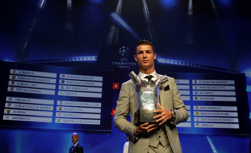 Cristiano Ronaldo com o prêmio de melhor jogador da Uefa na temporada 2016/17 (Foto: REUTERS/Eric Gaillard)
