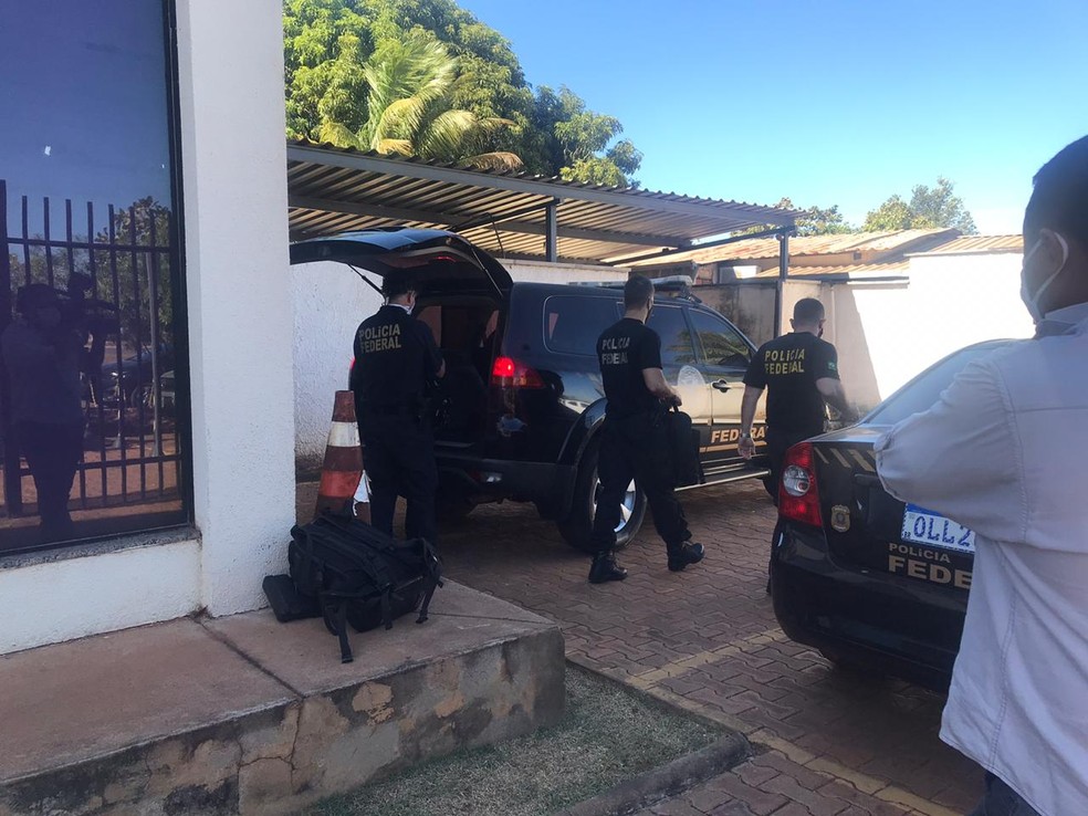 Agentes da PF cumprem mandados de prisão, busca e apreensão durante a operação Carta Marcada — Foto: Ana Paula Rehbein/TV Anhanguera