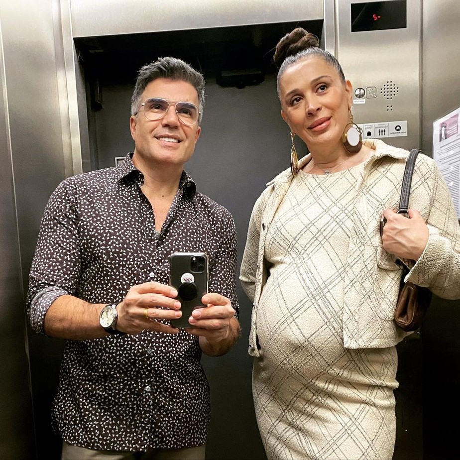 Claudia Raia exibe silhueta da gravidez em vestido com modelagem justa