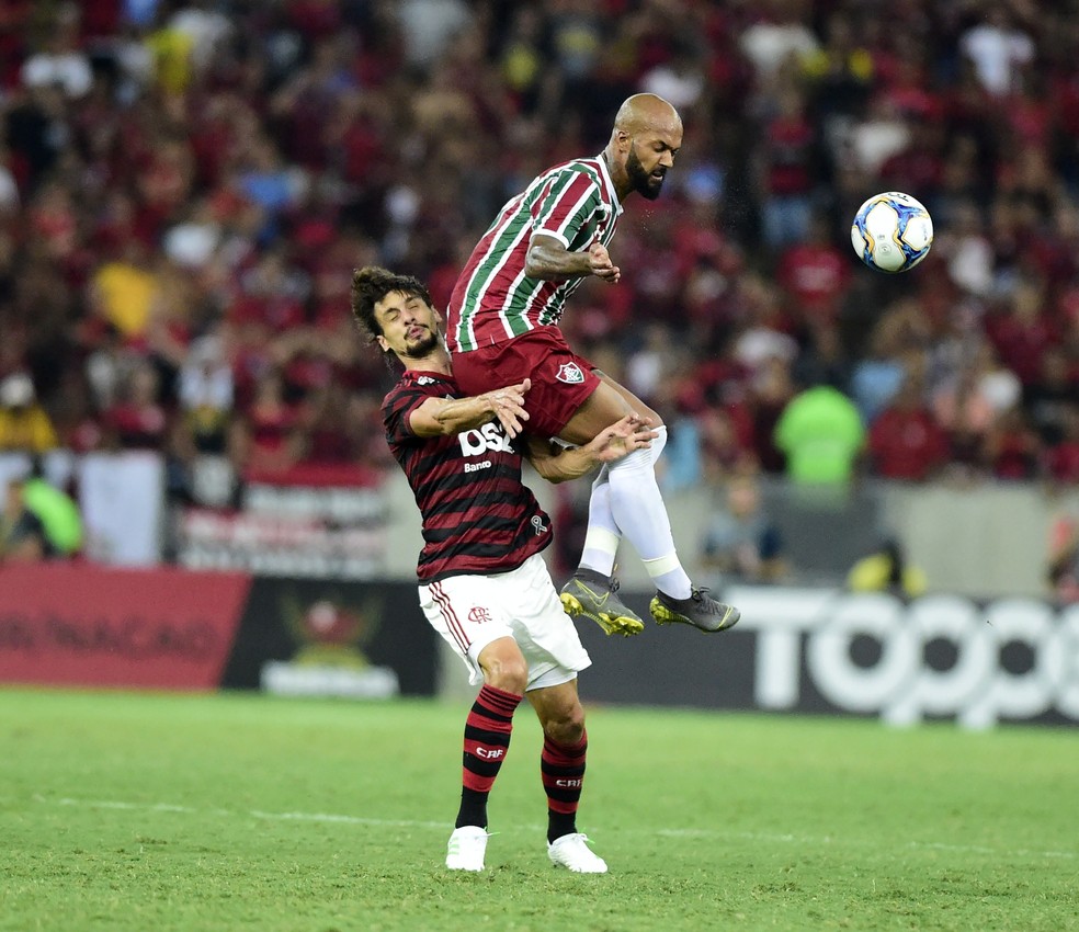 Rodrigo Caio em a&ccedil;&atilde;o em um dos cinco Fla-Flus do ano &mdash; Foto: Andr&eacute; Dur&atilde;o / GloboEsporte.com