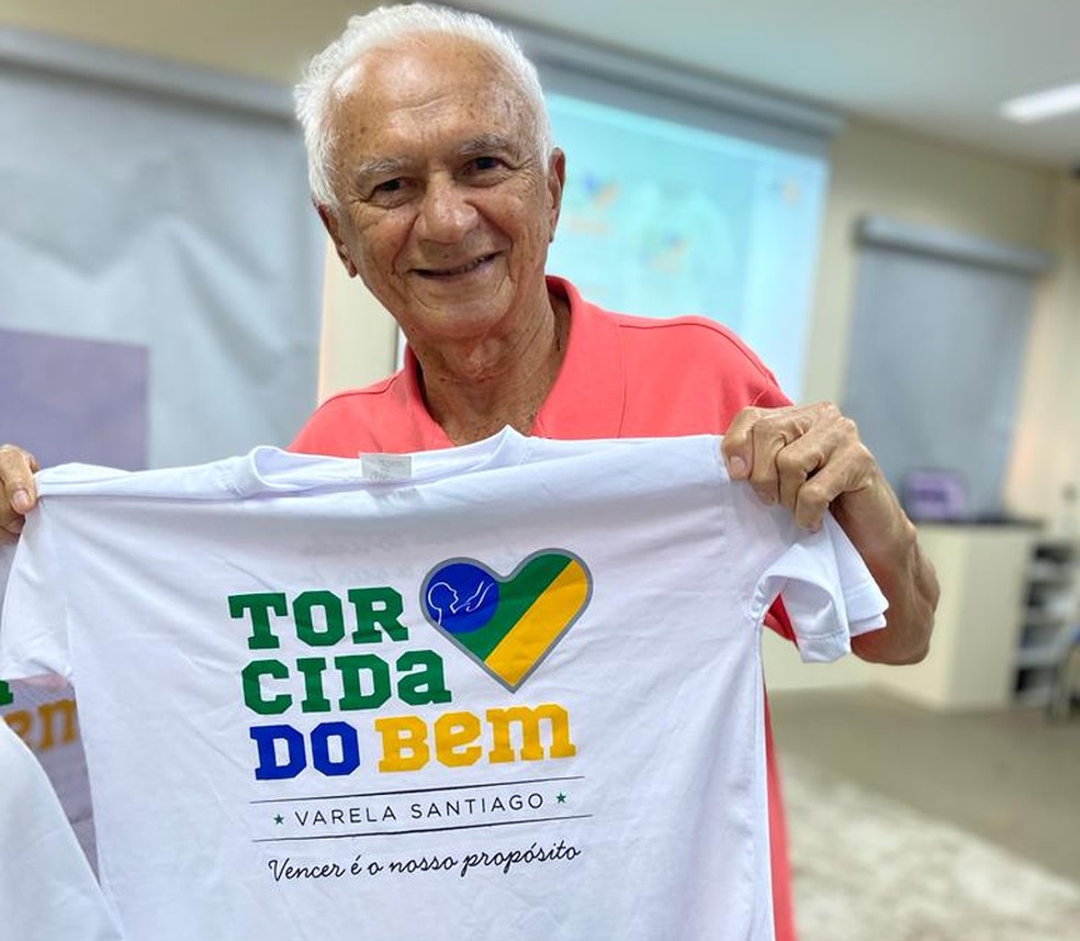 Médico Paulo Xavier, diretor superintendente do hospital, com a camisa temática — Foto: Ulysses Freire