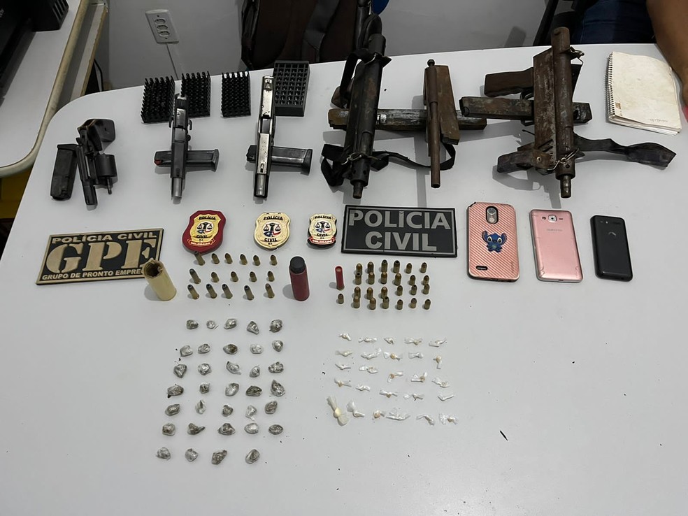 Polícia apreendeu uma quantia de drogas, uma balança de precisão, armas de fogo, munições de diversos calibres e aparelhos celulares com registros de roubo — Foto: Divulgação/Polícia Civil